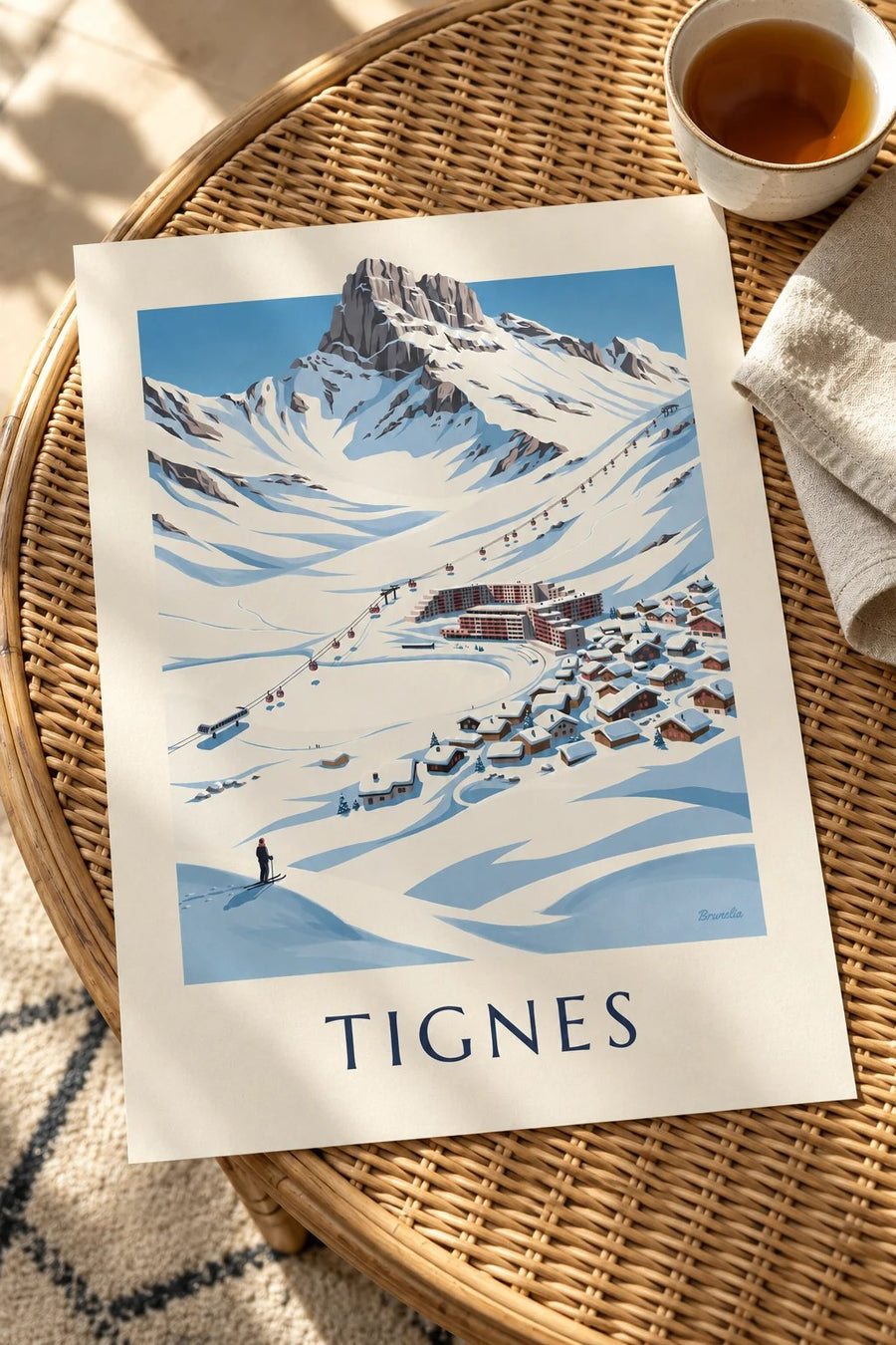 Plakat af Tignes-Le Lac under sneen : stillet på et bord