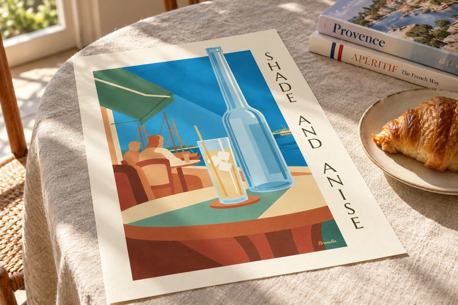 Plakat med pastis og vandkaraffel ved havnen : stillet på et bord