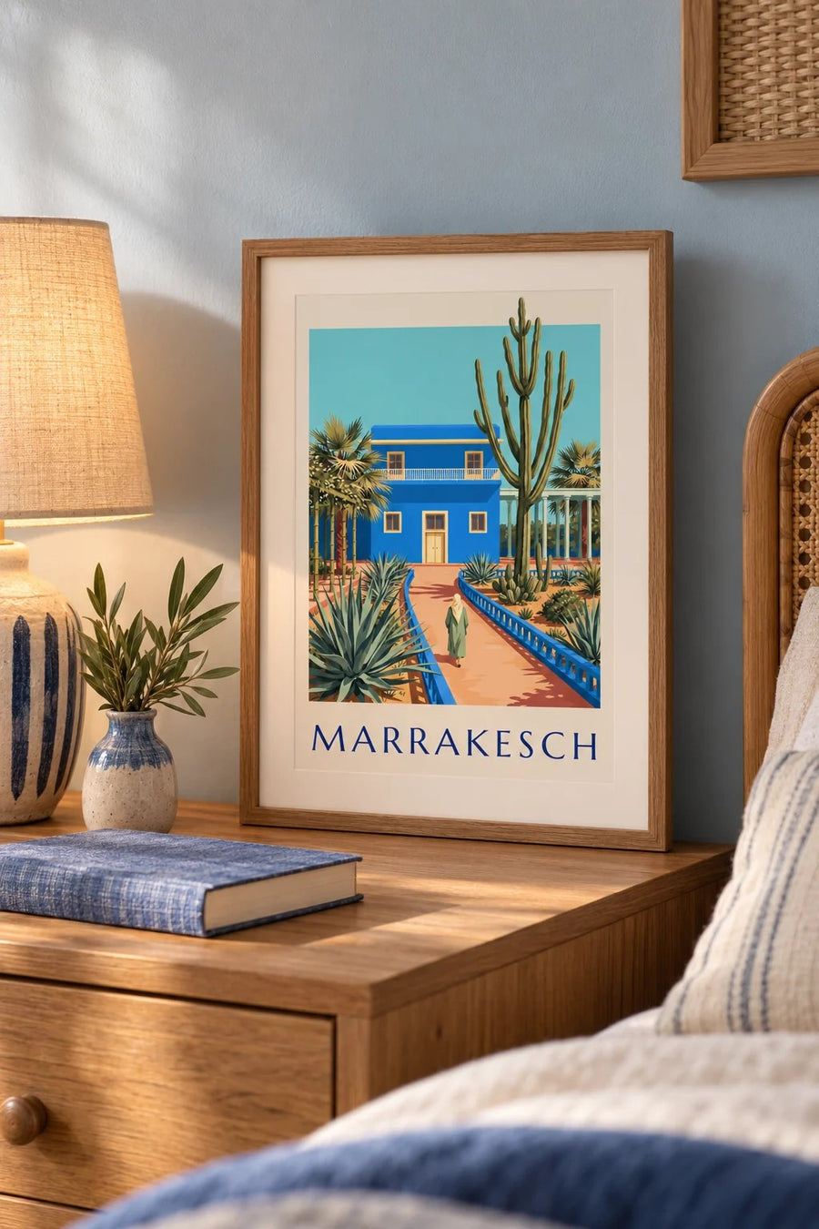 Affiche villa bleue et cactus de Marrakech (titre MARRAKESCH) : petit format A4 encadré