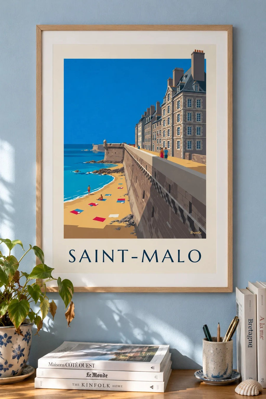 Plakat med Saint-Malos bymure og strand : indrammet på væggen