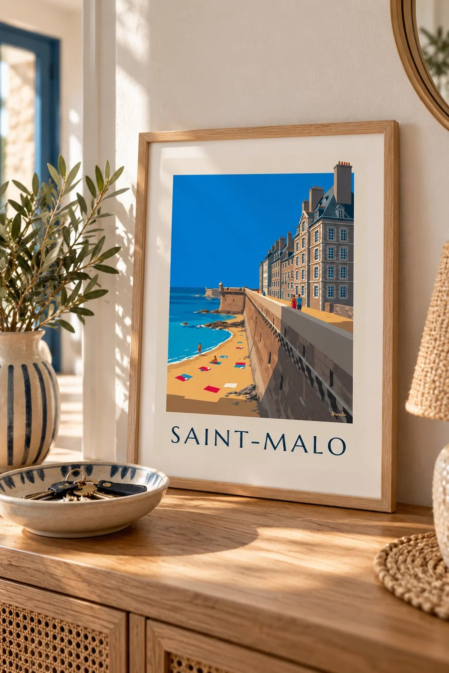 Plakat med Saint-Malos bymure og strand : lille A4-format i ramme