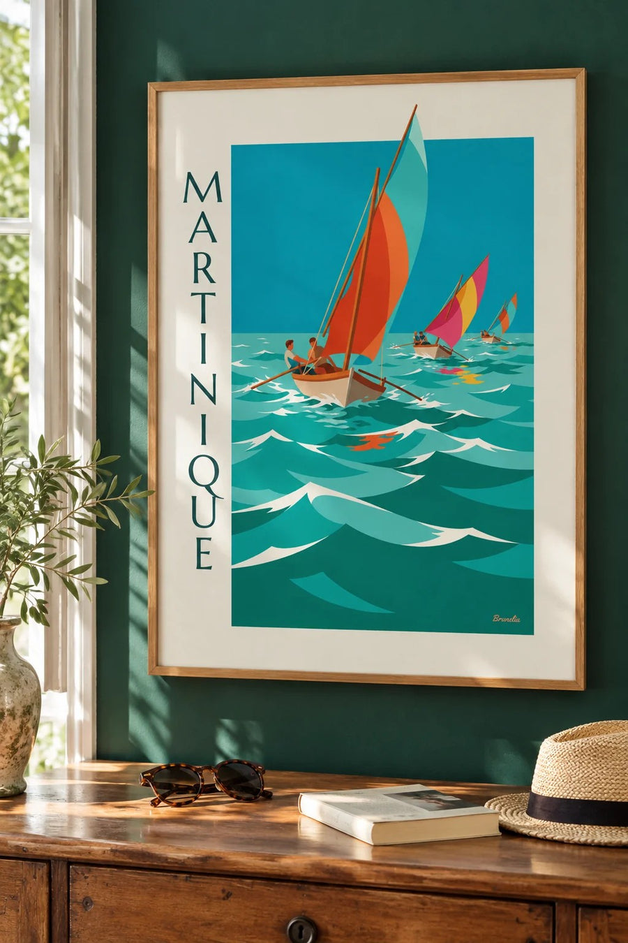 Plakat af Martinique med yole-kapløb og farverige sejl : indrammet på væggen
