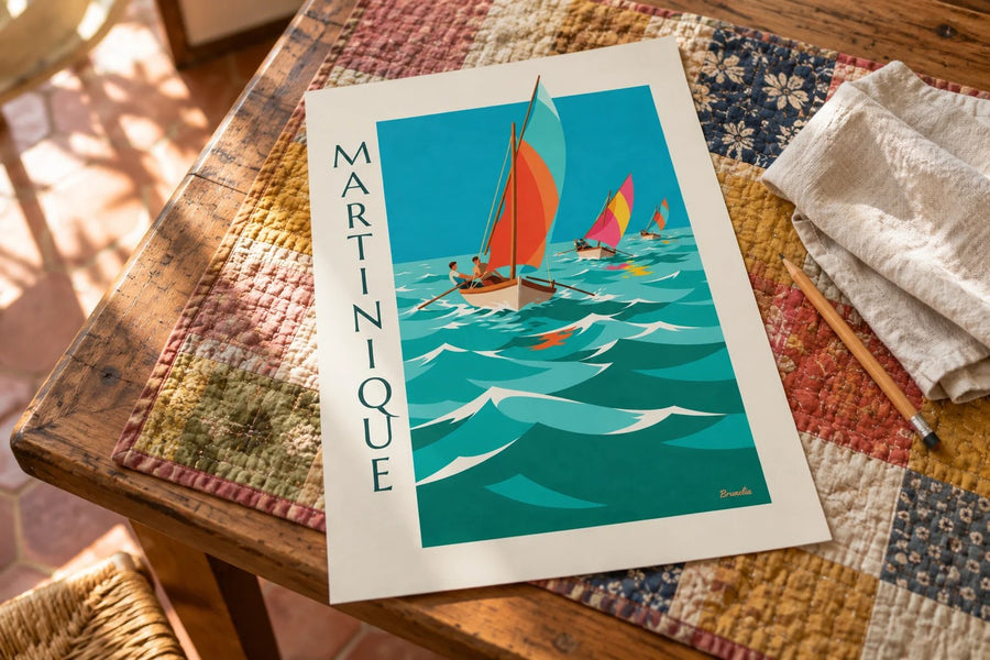 Plakat af Martinique med yole-kapløb og farverige sejl : stillet på et bord