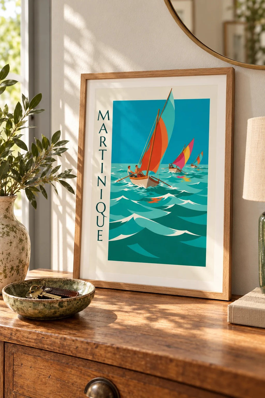 Plakat af Martinique med yole-kapløb og farverige sejl : lille A4-format i ramme