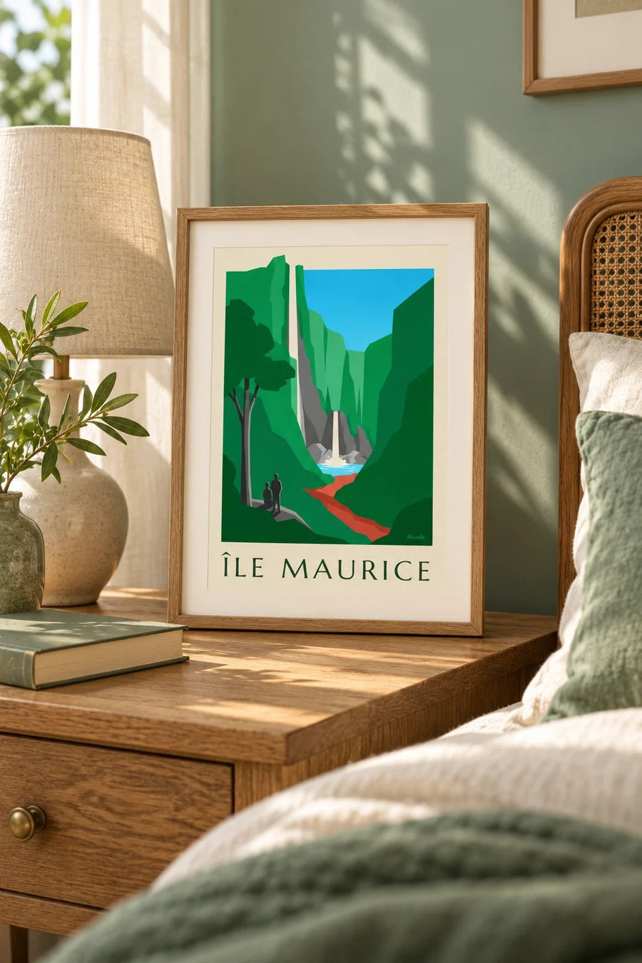 Plakat med Mauritius og Chamarel-vandfaldet (titlen MAURITIUS) : lille A4-format i ramme