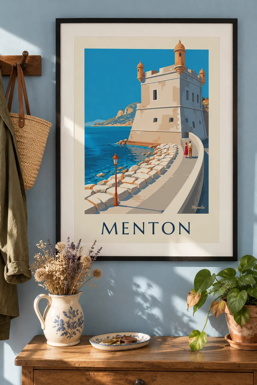 Plakat af Bastion ved Mentons gamle havn ved havet : indrammet på væggen