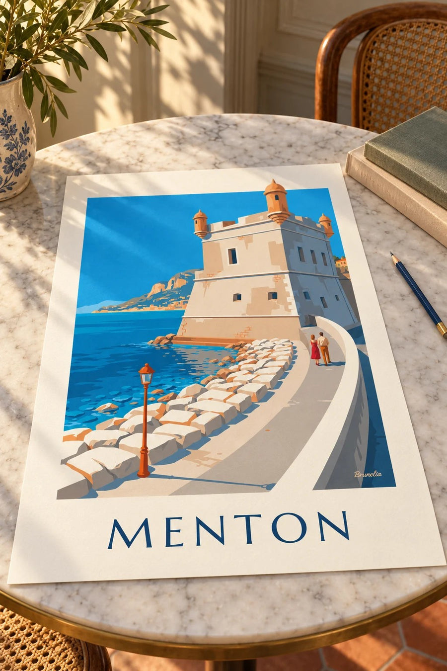 Plakat af Bastion ved Mentons gamle havn ved havet : stillet på et bord