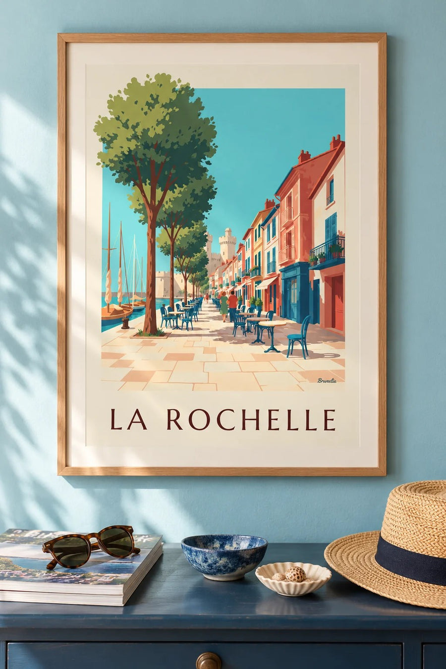 Plakat med Gabut i La Rochelle og farverige huse : indrammet på væggen