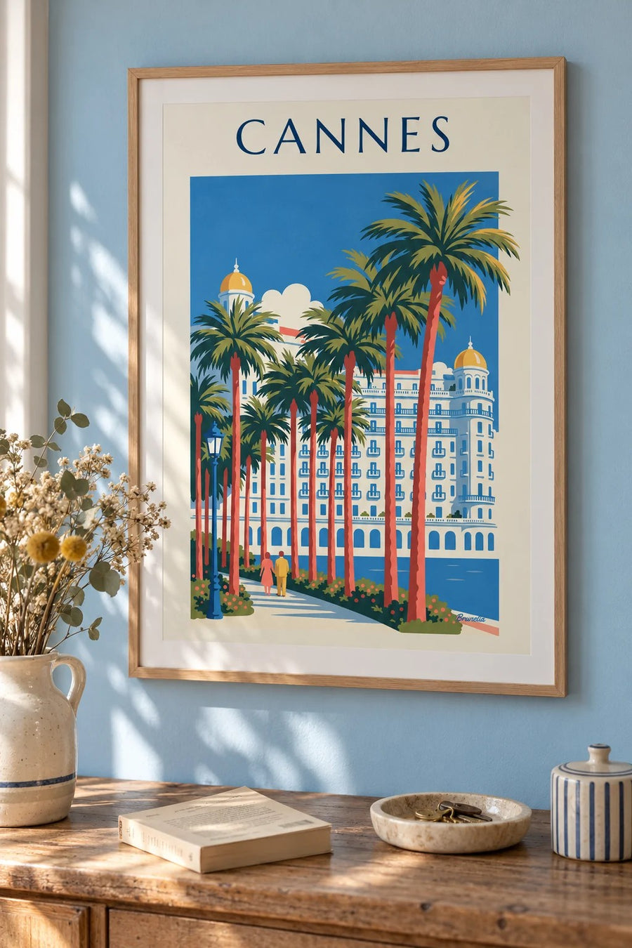 Plakat af Croisetten i Cannes med palmer og luksushotel : indrammet på væggen