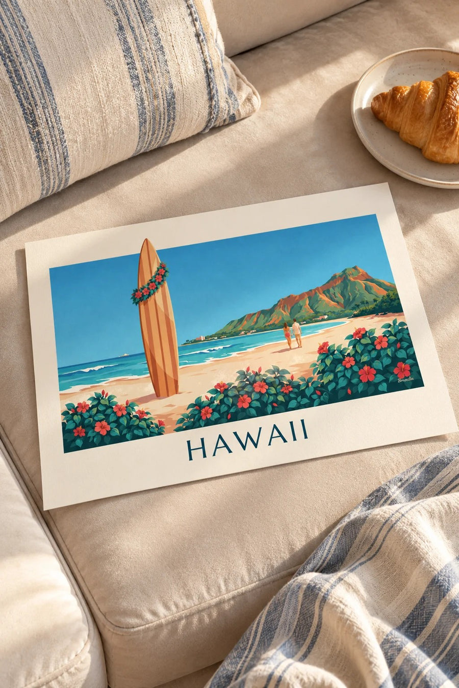 Plakat med surfbræt og hibiscus foran Diamond Head, Hawaii: lagt fladt på et bord