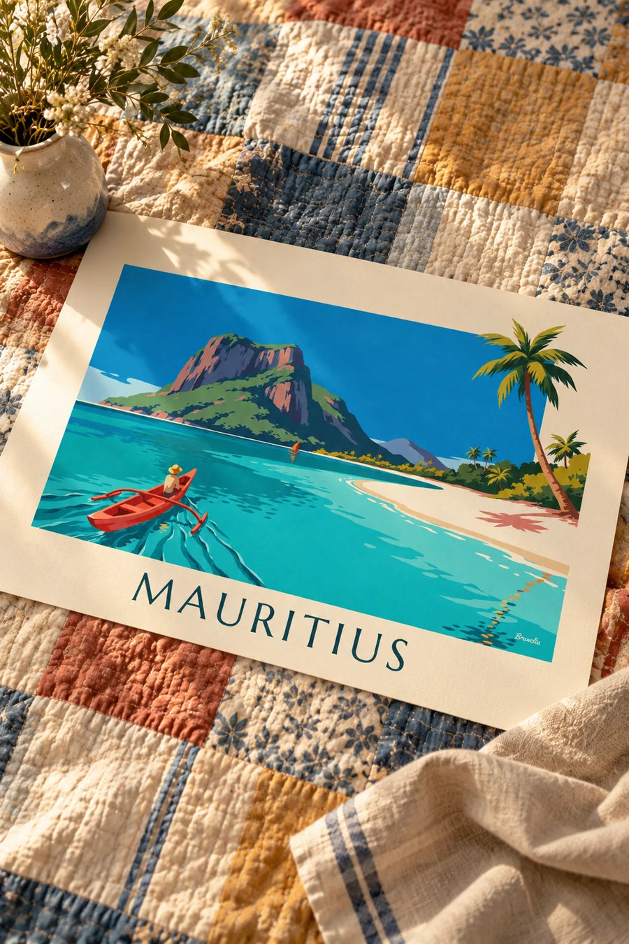 Affiche lagon, cocotiers et Morne Brabant à l'île Maurice : posée sur une table