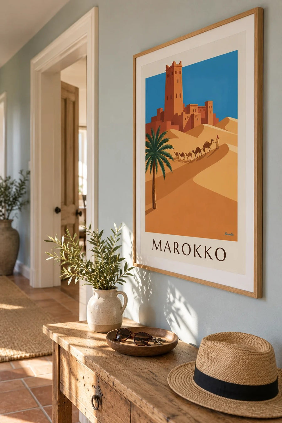 Plakat med kasbah og kamelkaravane i den marokkanske ørken: indrammet på væggen