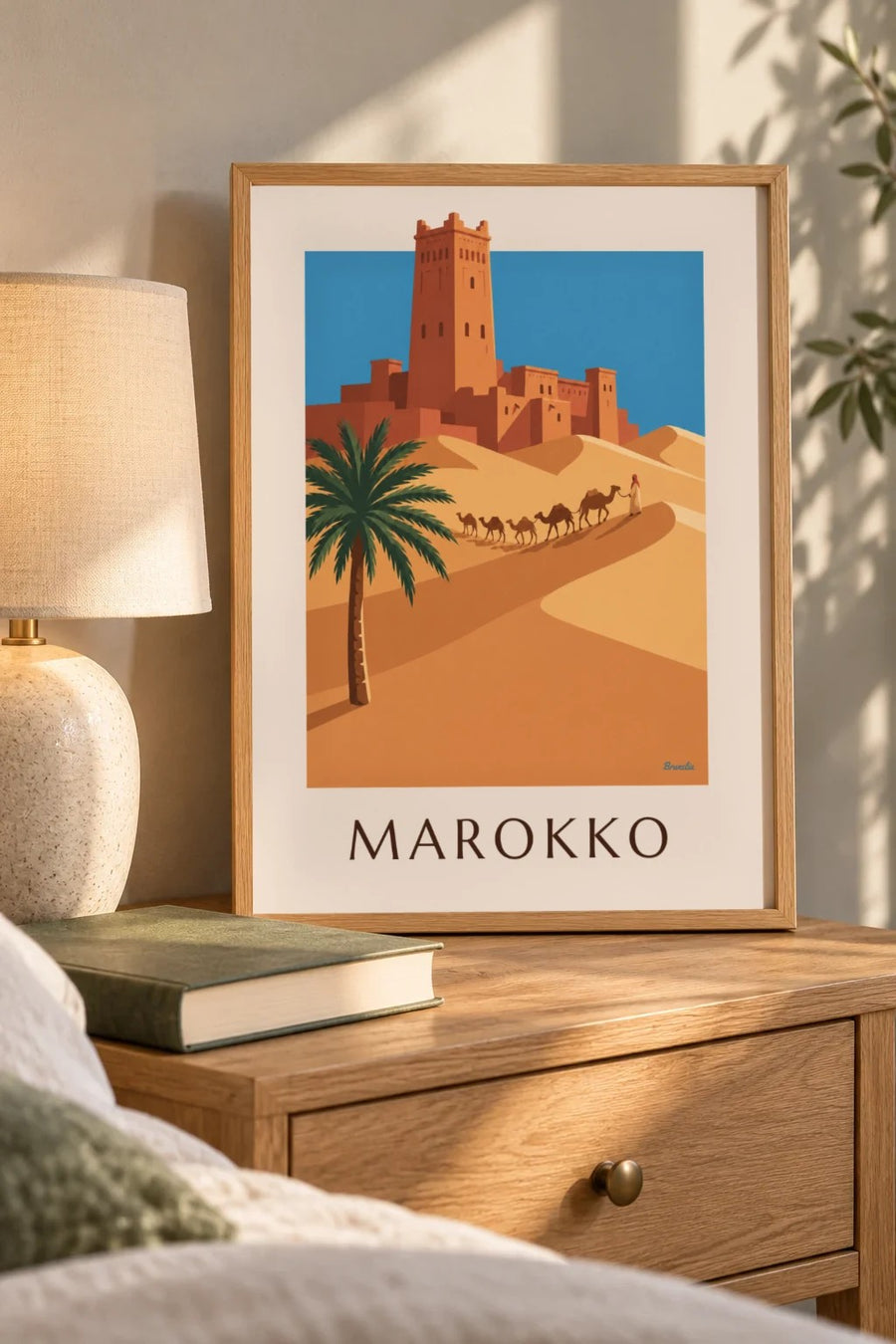Plakat med kasbah og kamelkaravane i den marokkanske ørken: lille A4 i ramme
