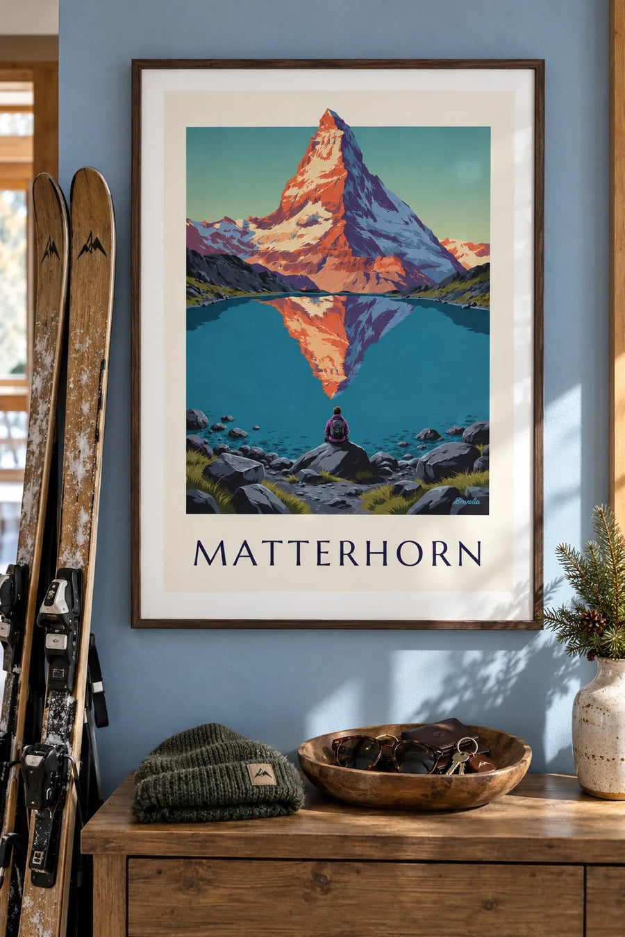 Plakat med Matterhorn ved solnedgang spejlet i en alpesø: indrammet på væggen
