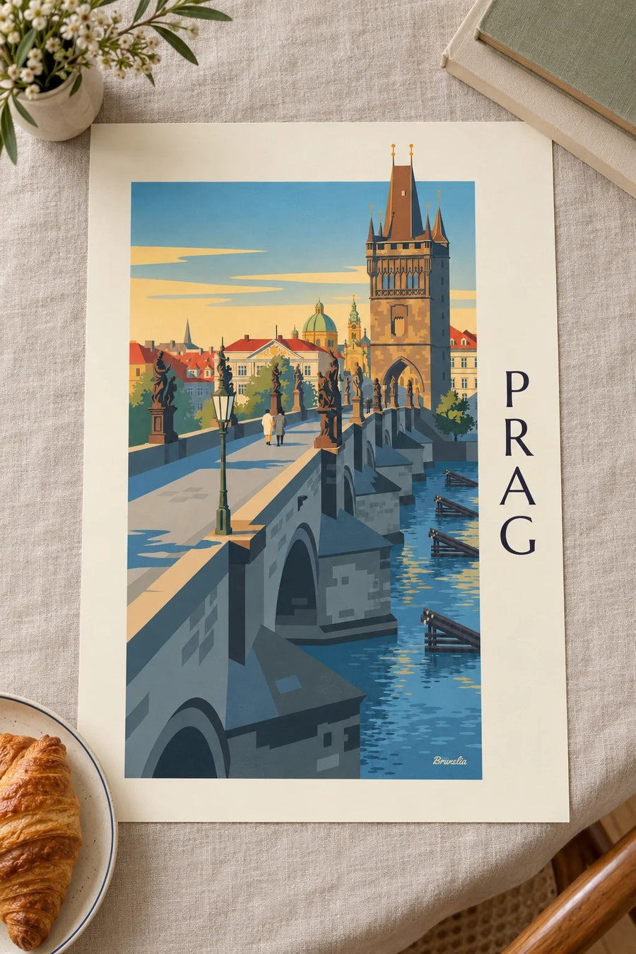 Plakat Prag, Karlsbroen og gotisk tårn ved Vltava: stillet på et bord