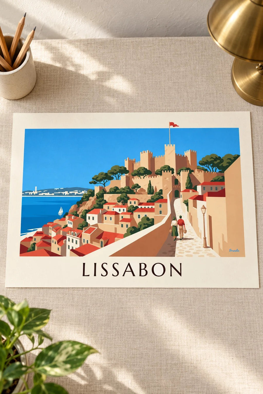 Plakat med Sankt Georgs Slot og Alfamas tage i Lissabon: lagt fladt på et bord