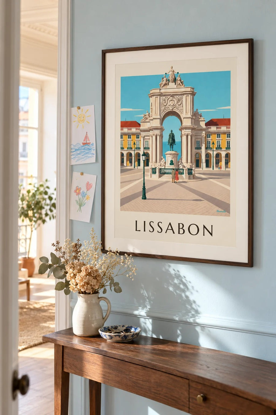 Plakat med Praça do Comércio og Rua Augusta-buen i Lissabon: indrammet på væggen