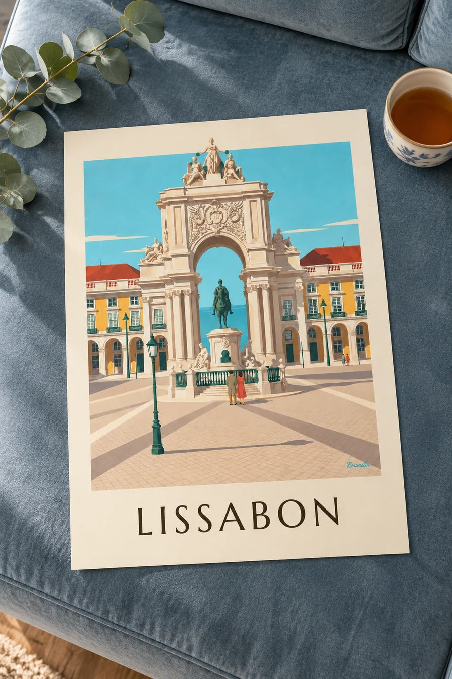 Plakat med Praça do Comércio og Rua Augusta-buen i Lissabon: på et bord