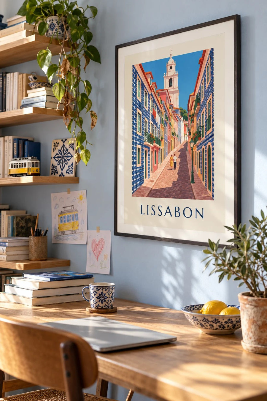 Plakat med gyde i Lissabon og facader med azulejos: indrammet på væggen