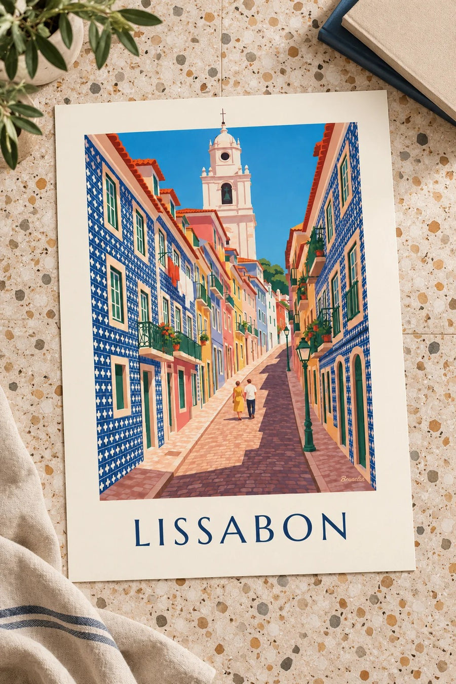 Plakat med gyde i Lissabon og facader med azulejos: lagt fladt på et bord