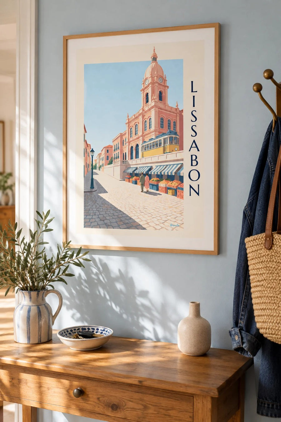 Plakat med Mercado da Ribeira i Lissabon og gul sporvogn: indrammet på væggen