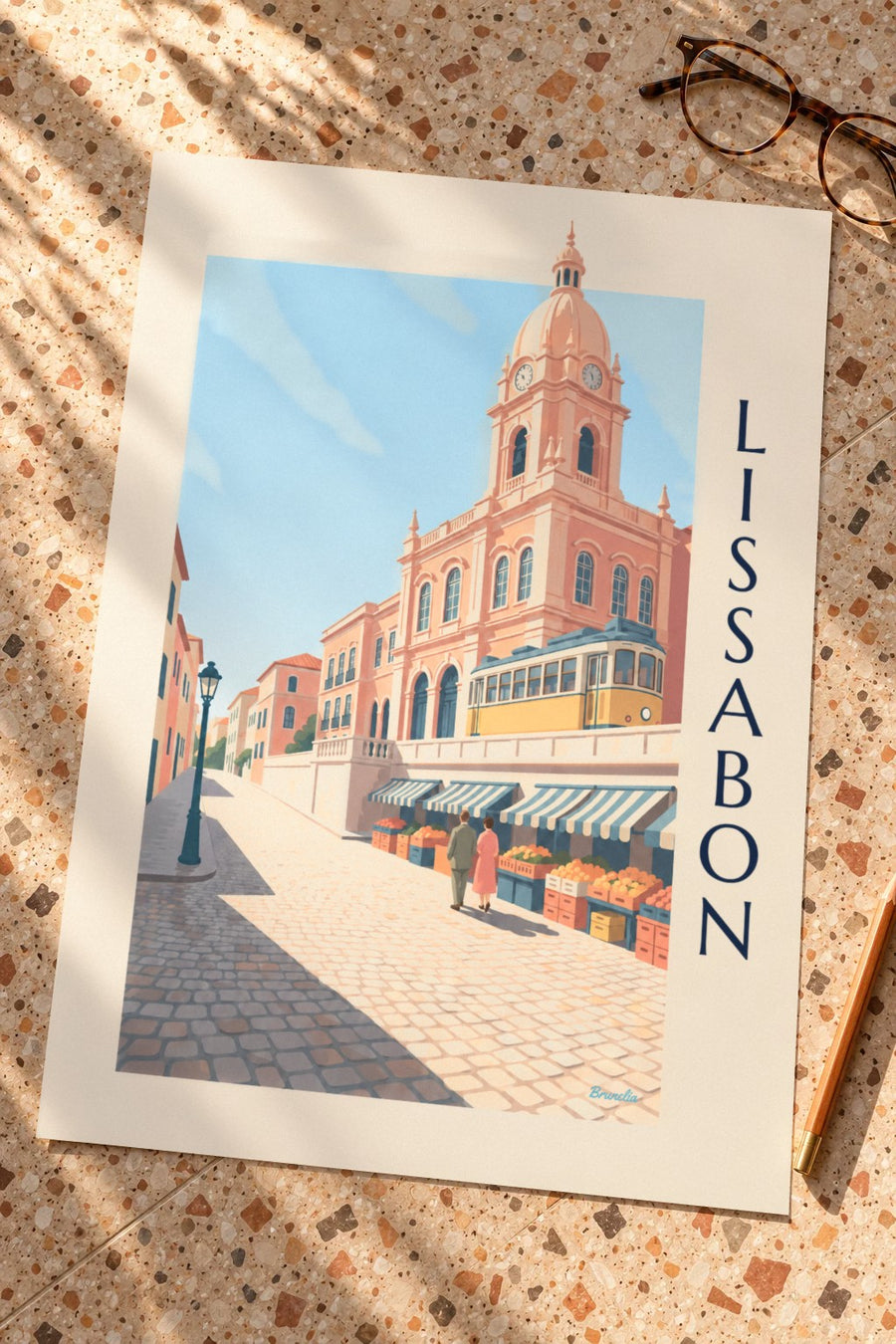 Plakat med Mercado da Ribeira i Lissabon og gul sporvogn: stående på et bord
