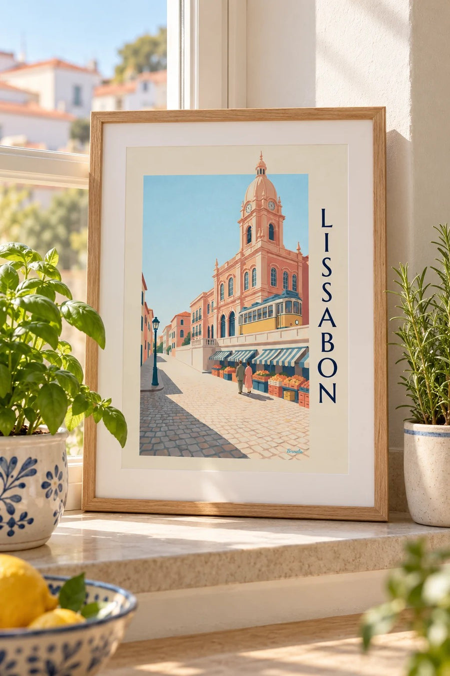 Plakat med Mercado da Ribeira i Lissabon og gul sporvogn: lille A4-format i ramme