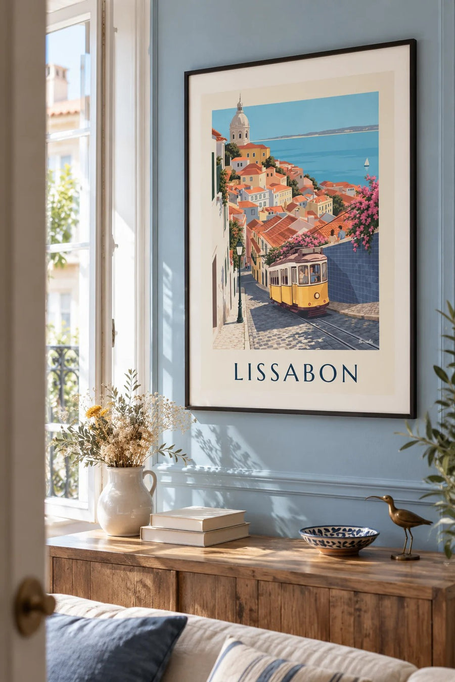 Plakat med gul sporvogn på brostensbelagt gade i Lissabon med udsigt til Tejo: indrammet på væggen