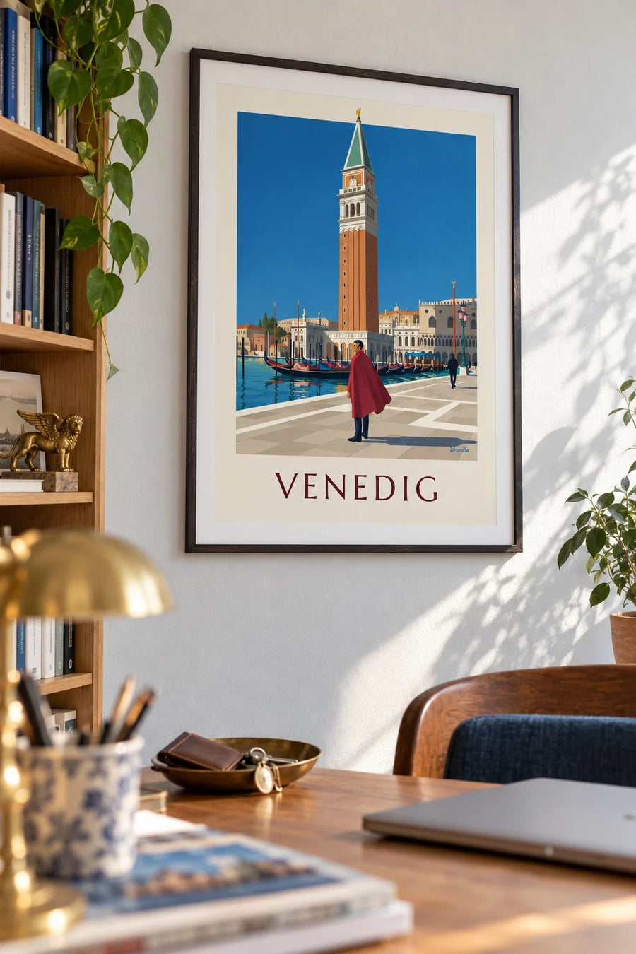 Plakat med maskeret mand i rød kappe foran Markusklokketårnet: indrammet på væggen