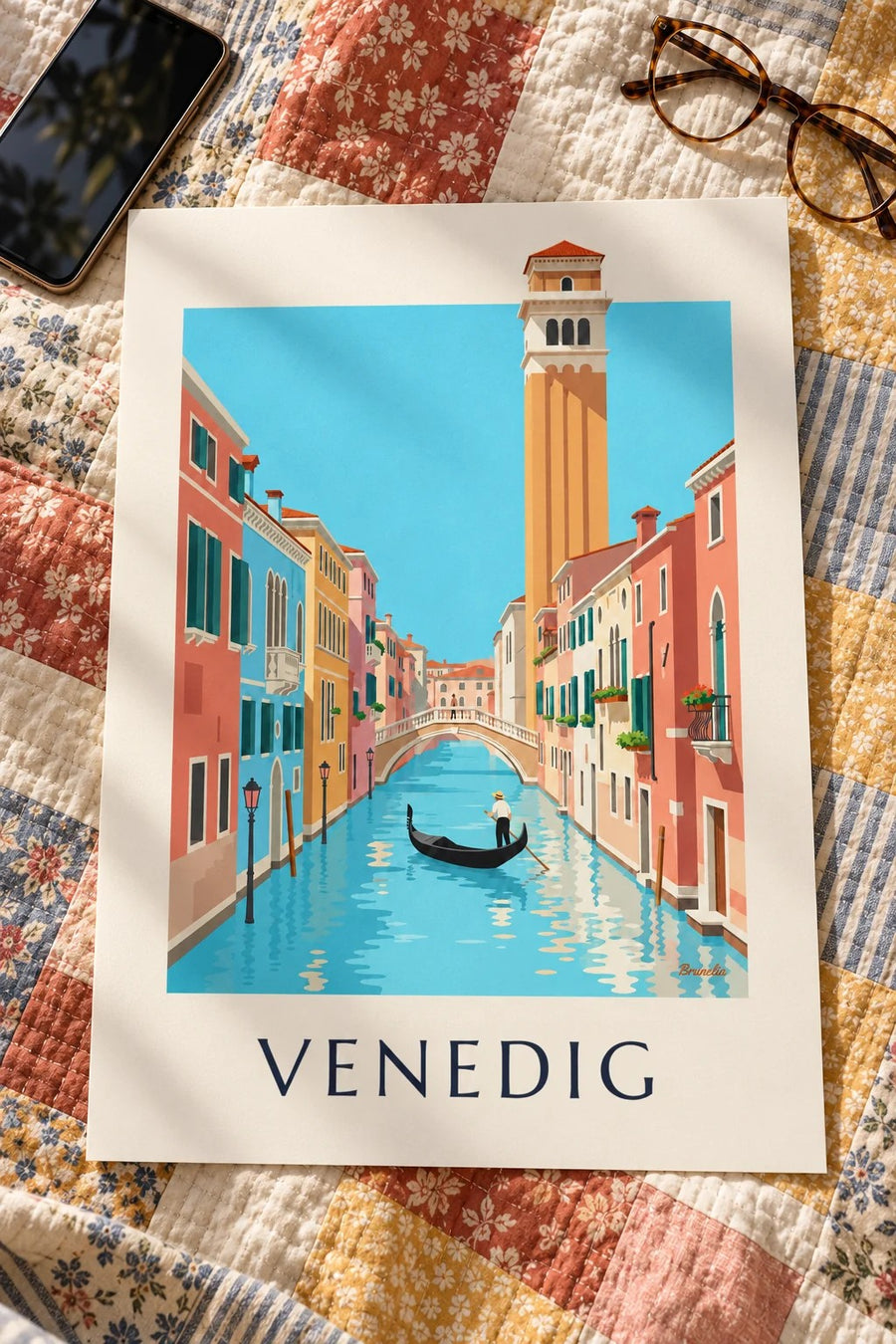 Plakat med gondolier på en kanal i Venedig: lagt fladt på et bord
