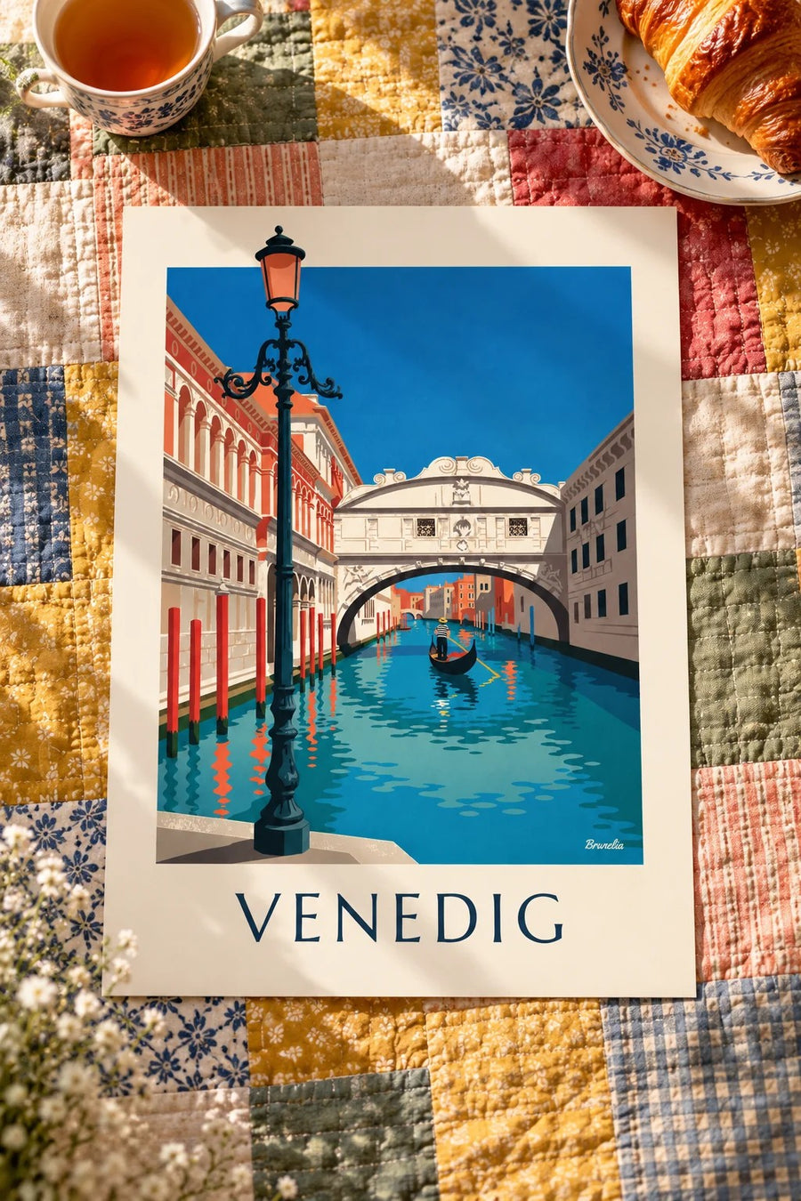 Plakat med gondol under Sukkenes Bro i Venedig: lagt fladt på et bord