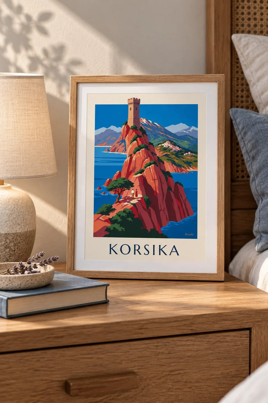 Plakat med Korsikas vilde kyst, røde klipper og Monte Cinto: lille A4-format i ramme