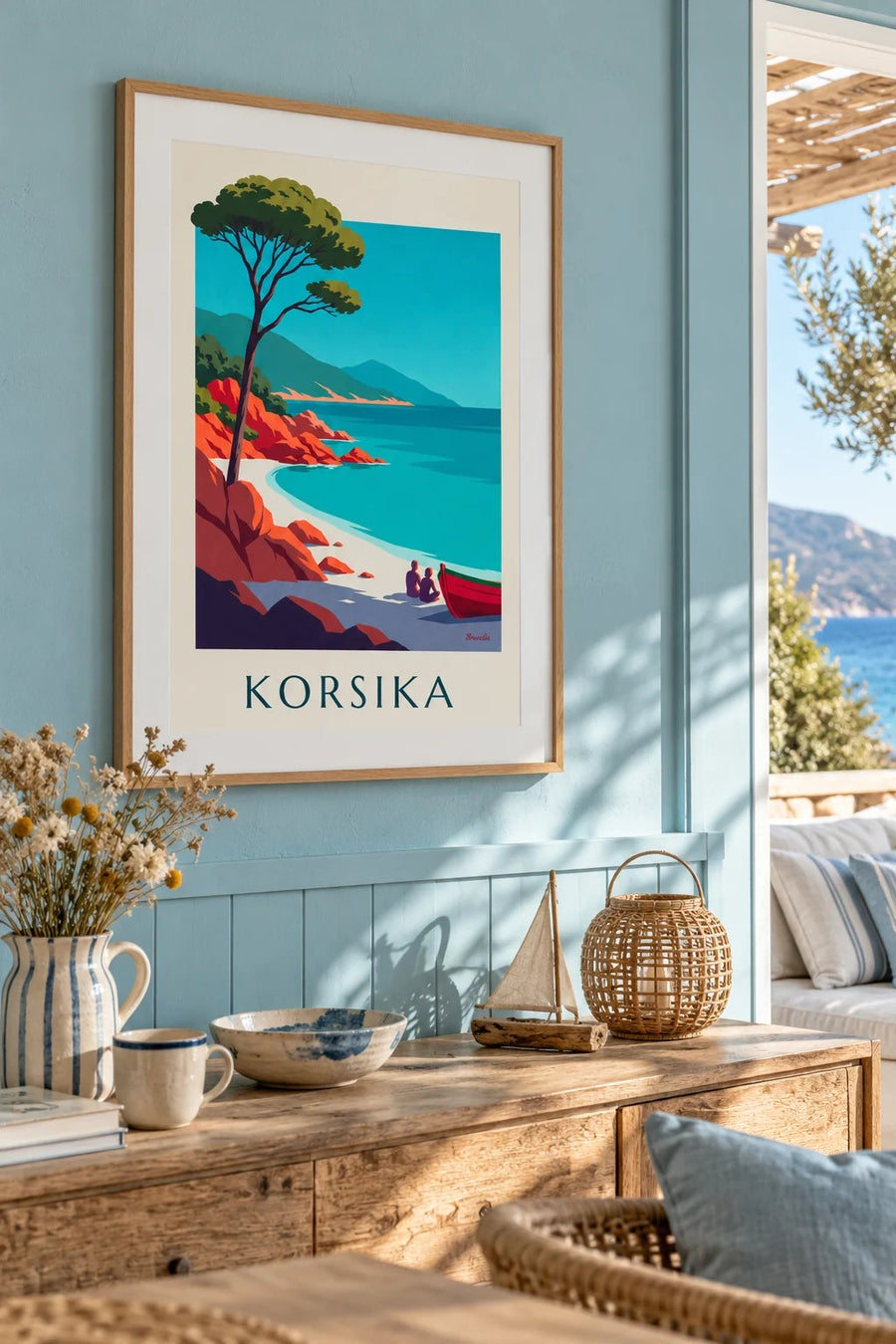 Plakat med bugt på Korsika, røde granitklipper og pinje: indrammet på væggen