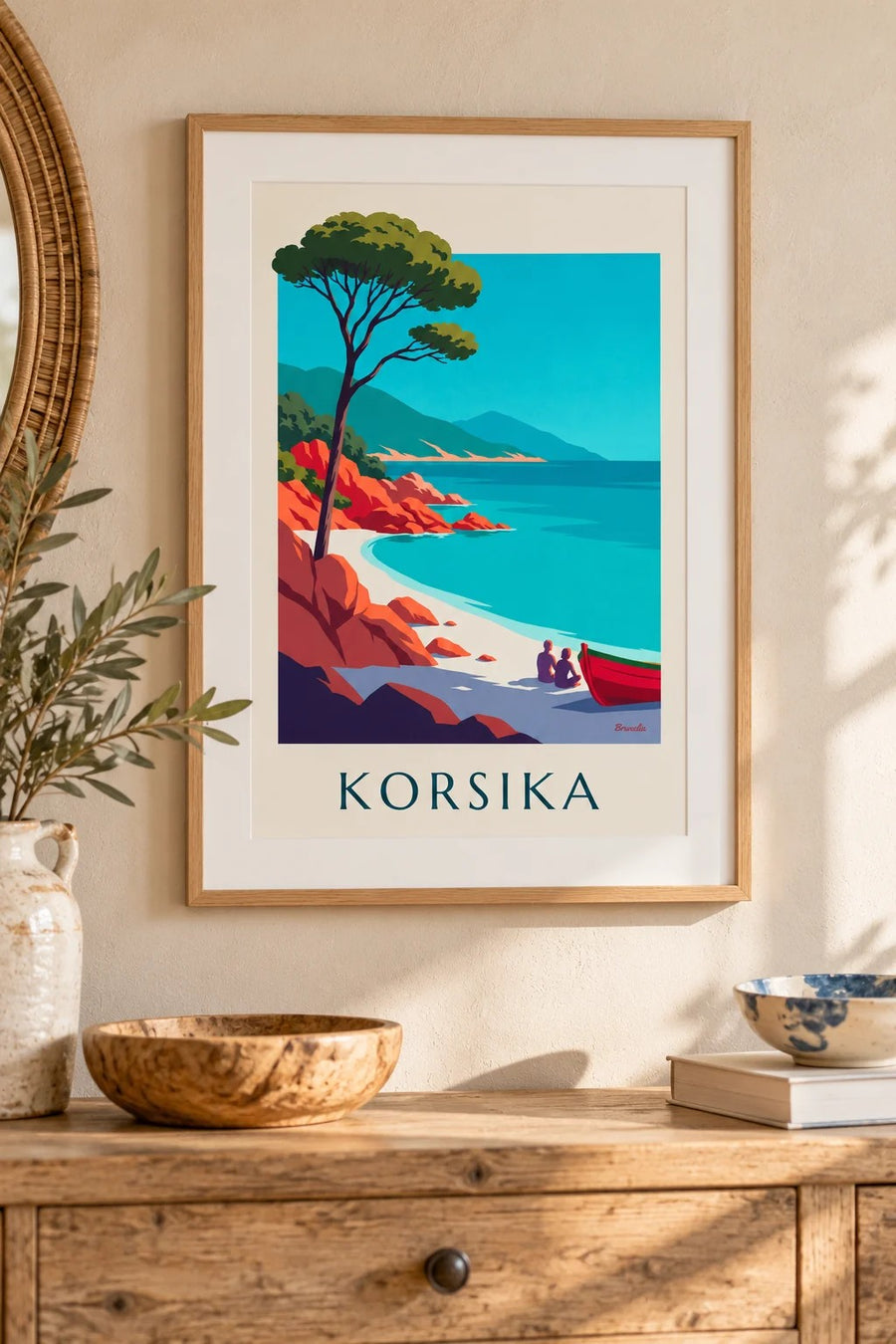 Plakat med bugt på Korsika, røde granitklipper og pinje: lille A4 i ramme