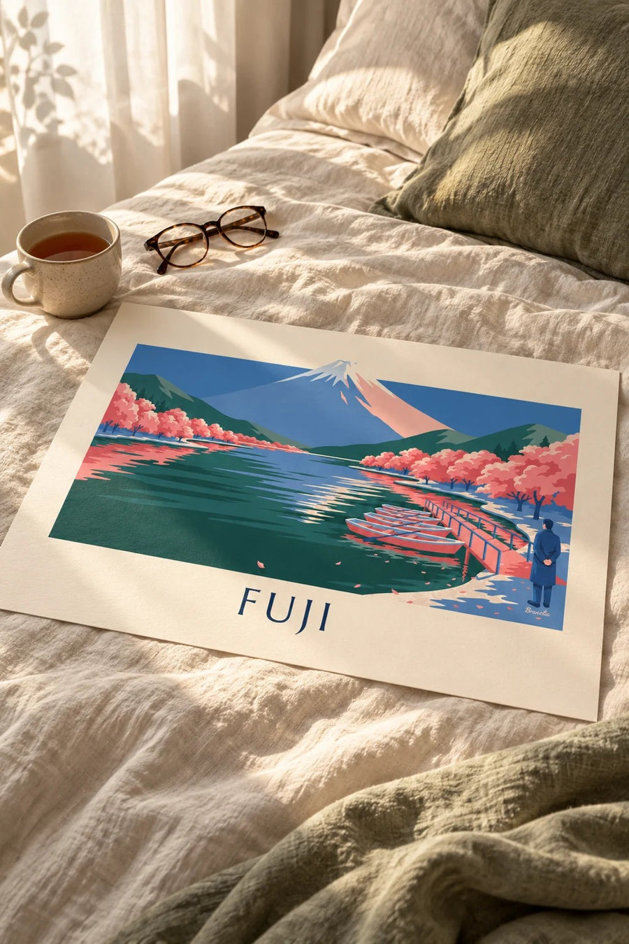 Plakat med Fuji-bjerget, kirsebærblomster og både ved anløbsbroen: på et bord