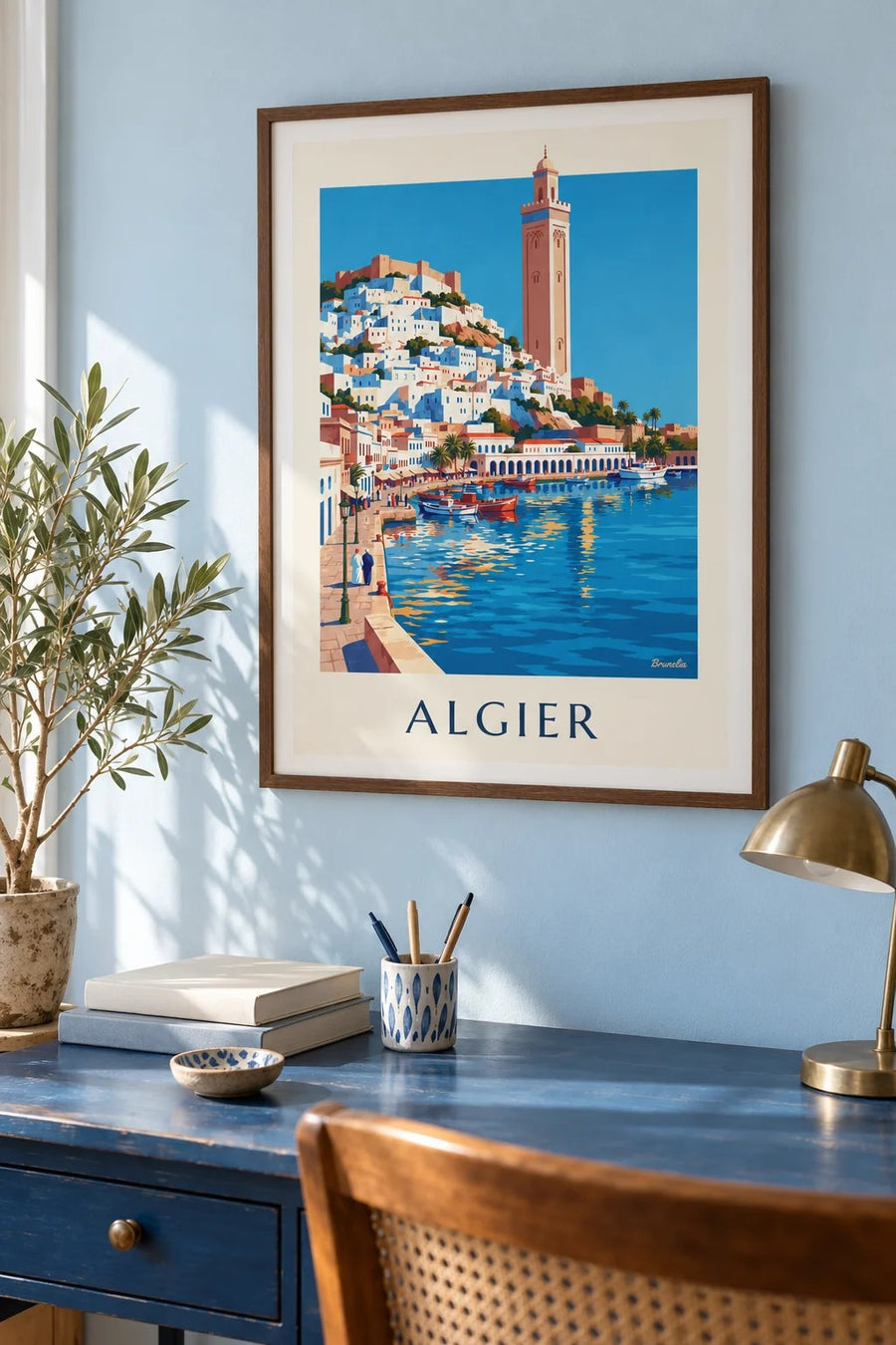 Plakat med Algiers hvide Casbah, der skråner ned mod Middelhavet: indrammet på væggen