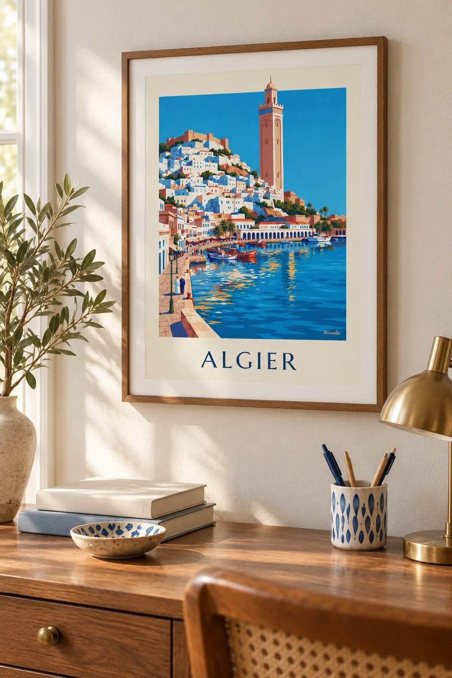 Plakat med Algiers hvide Casbah, der skråner ned mod Middelhavet: lille A4-format i ramme