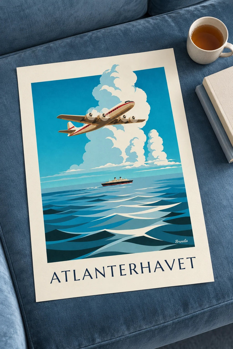 Plakat med firemotoret fly over Atlanterhavet: lagt fladt på et bord