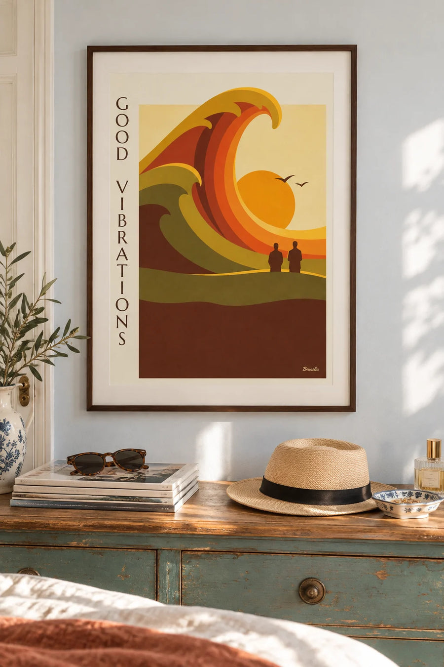Affiche abstraite aux formes ondulantes et soleil levant : encadrée au mur