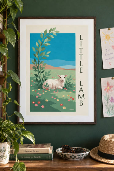 Plakat med lille hvidt lam på en blomstereng: indrammet på væggen