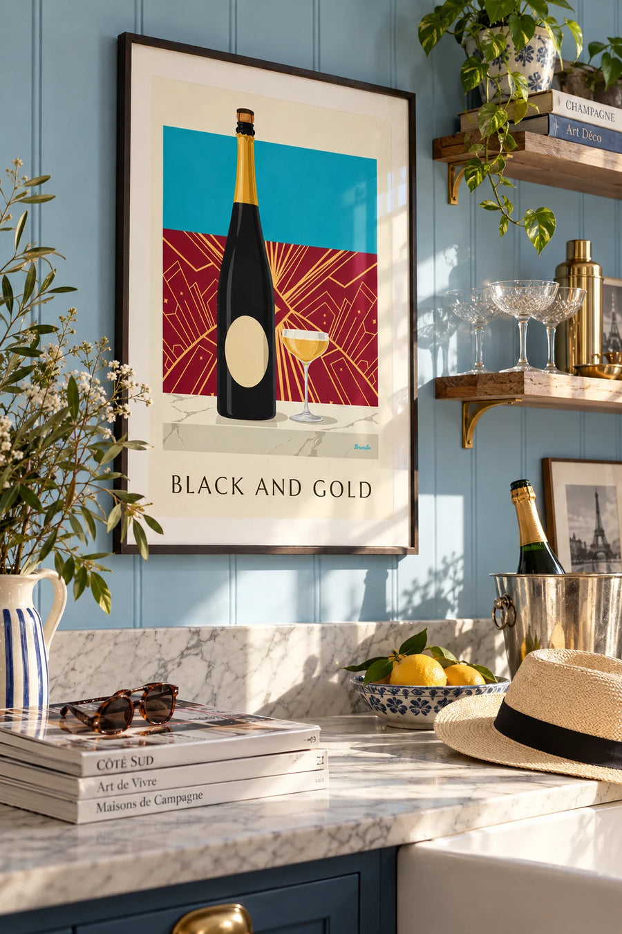 Plakat med flaske brut champagne i sort og guld: indrammet på væggen