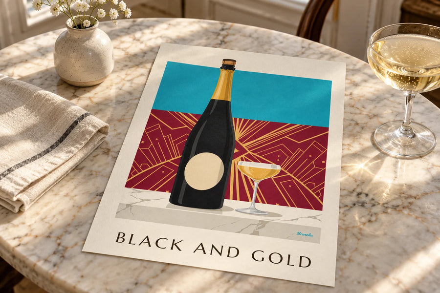 Plakat med champagneflaske i sort og guld: stående på et bord