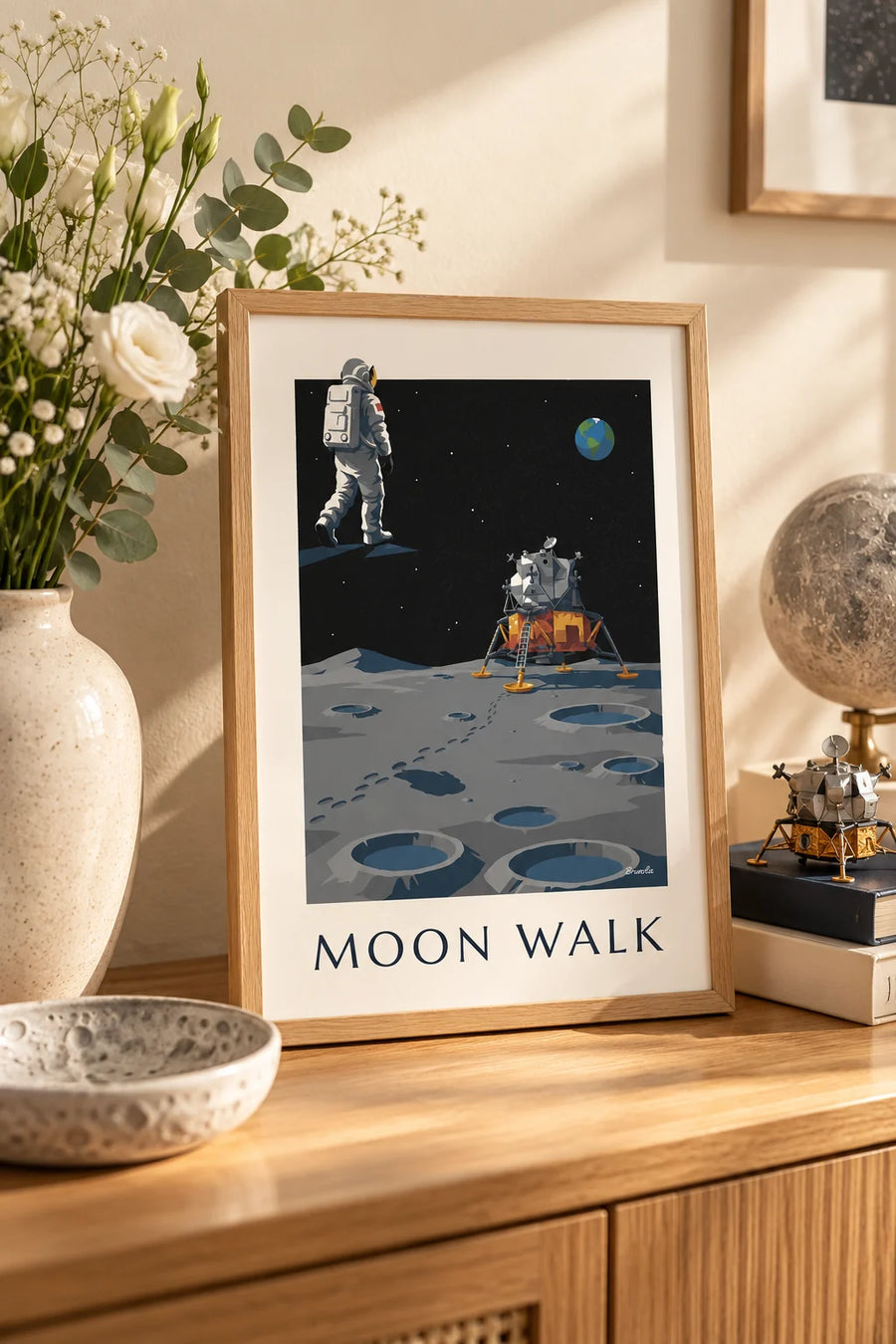 Plakat med astronaut på vej mod månelandingsfartøjet på Månen: lille A4-plakat i ramme