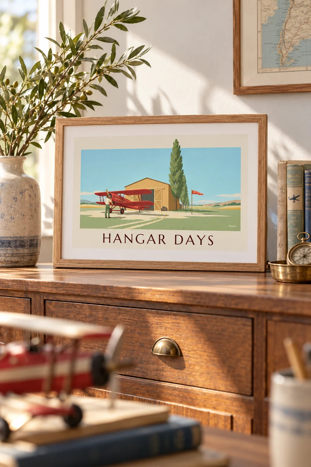 Bureau : mise en situation de Affiche biplan devant son hangar en bois sur l'aérodrome