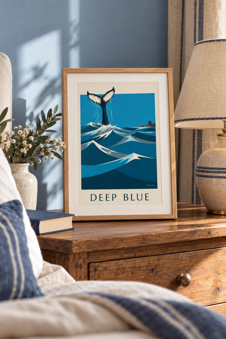 Plakat med pukkelhval, der dykker ned i havet med løftet hale: lille A4-format i ramme