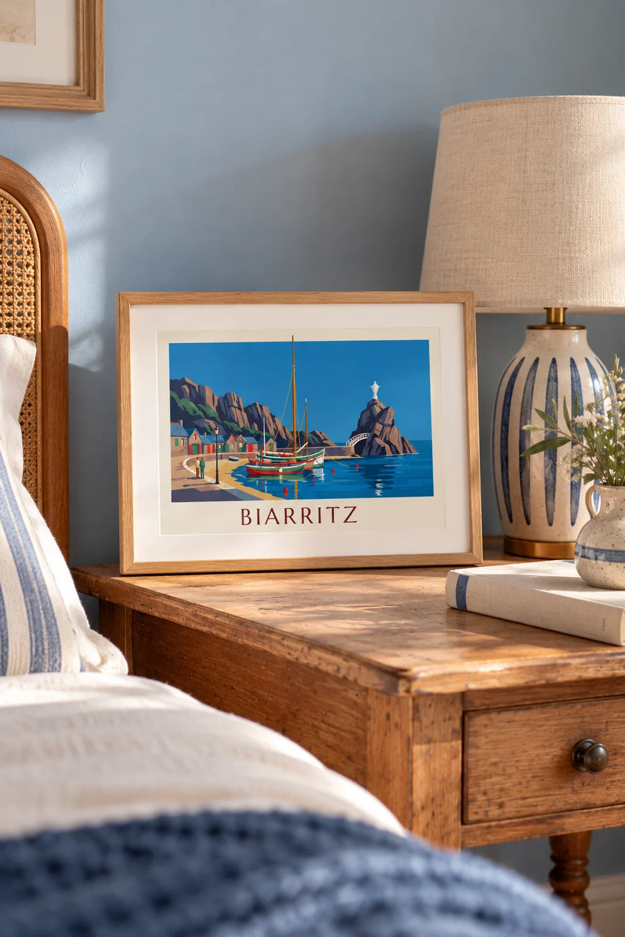 Plakat med fiskerhavnen i Biarritz og Rocher de la Vierge: lille A4-plakat i ramme