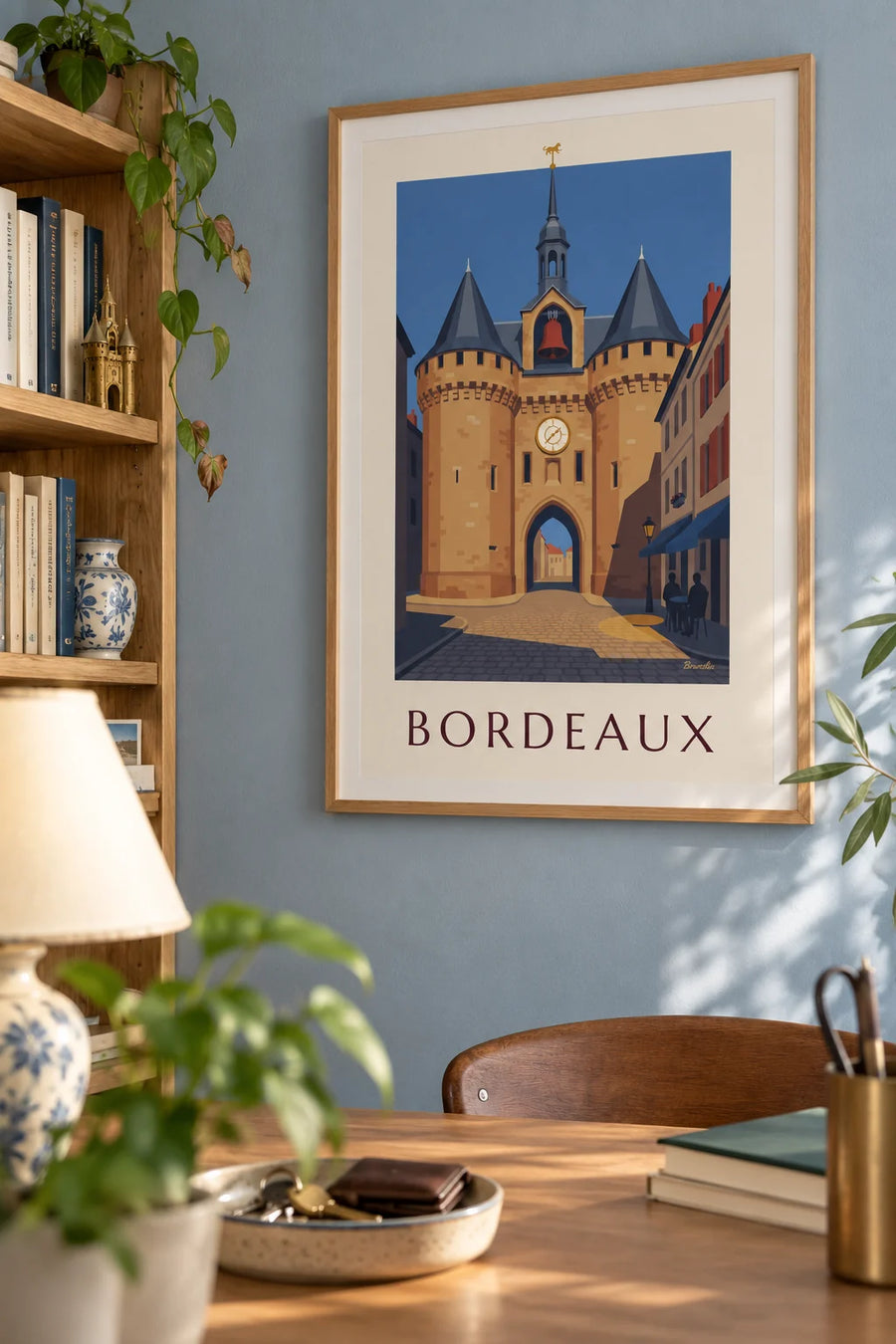 Plakat med Grosse Cloche i Bordeaux og caféterrasse: indrammet på væggen