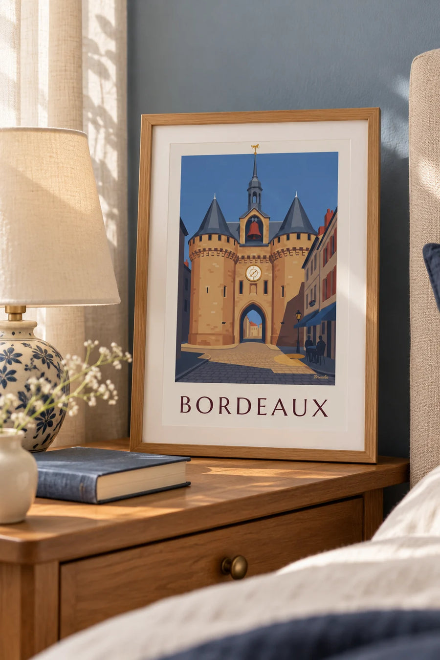 Plakat med Grosse Cloche i Bordeaux og caféterrasse: lille A4-format med ramme