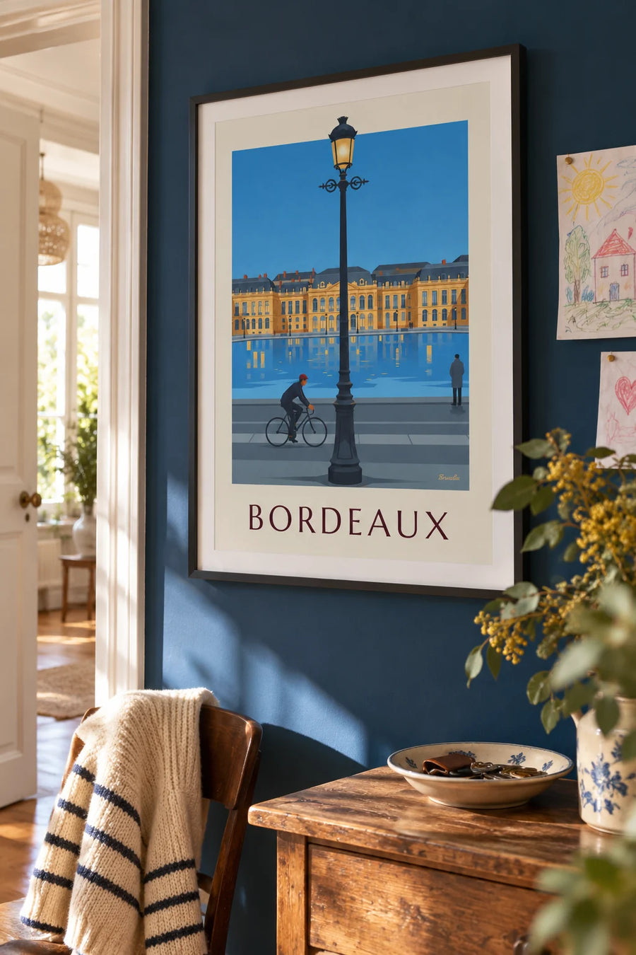Affiche cycliste devant le miroir d'eau de Bordeaux au crépuscule : encadrée au mur
