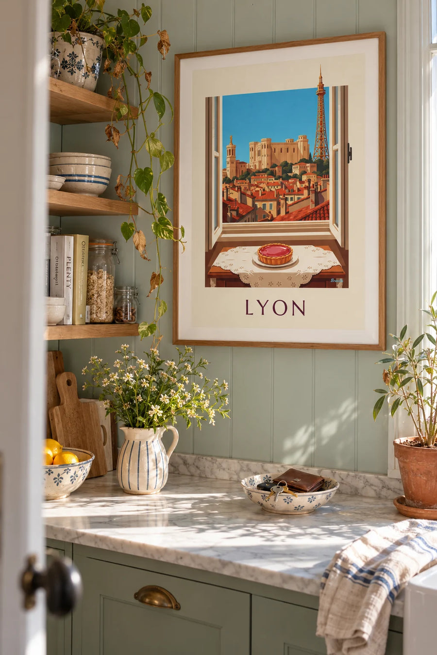 Plakat med lyserød pralinetærte i vinduet på en tesalon i Lyon: indrammet på væggen